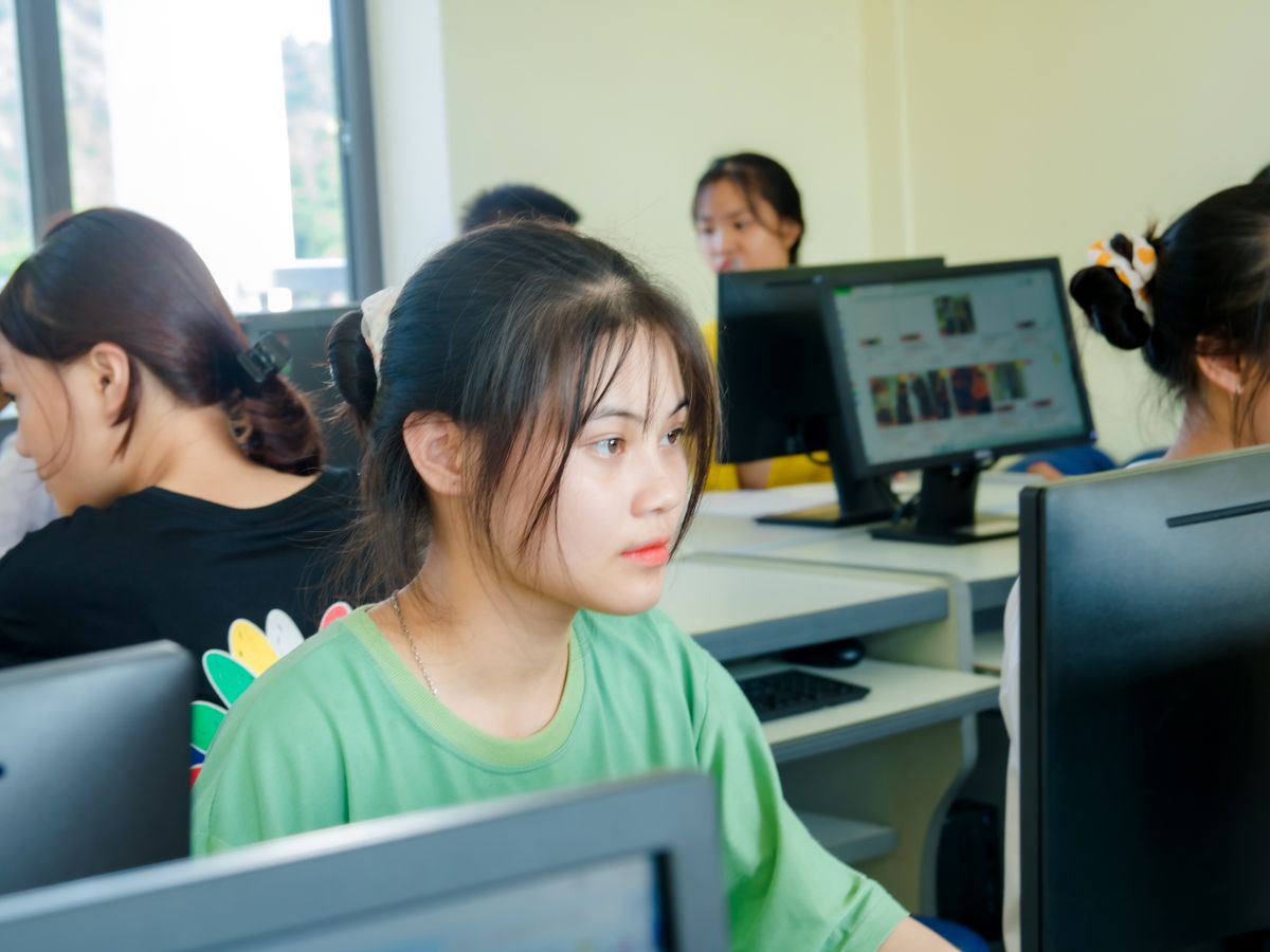 中国学生在计算机实训课堂学习