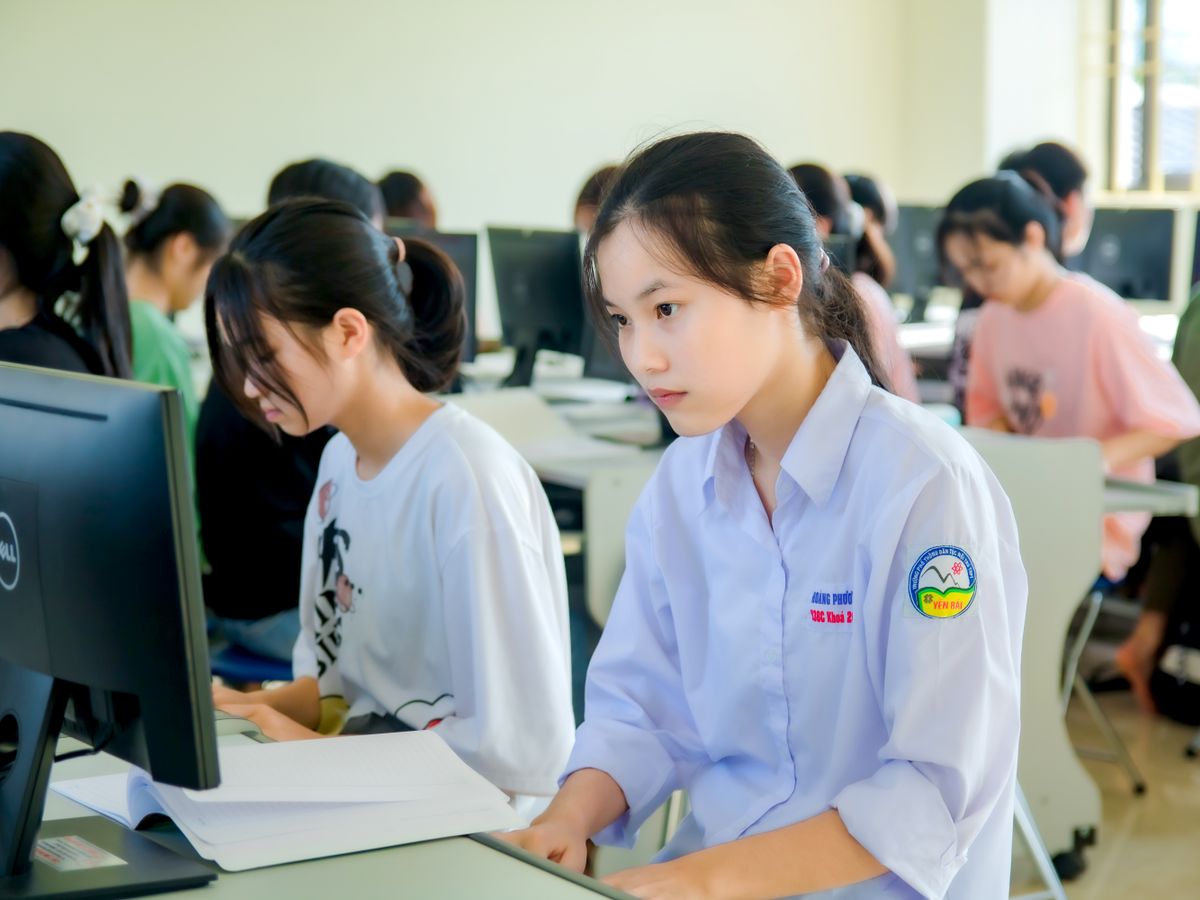 中国青年学生在计算机课堂学习
