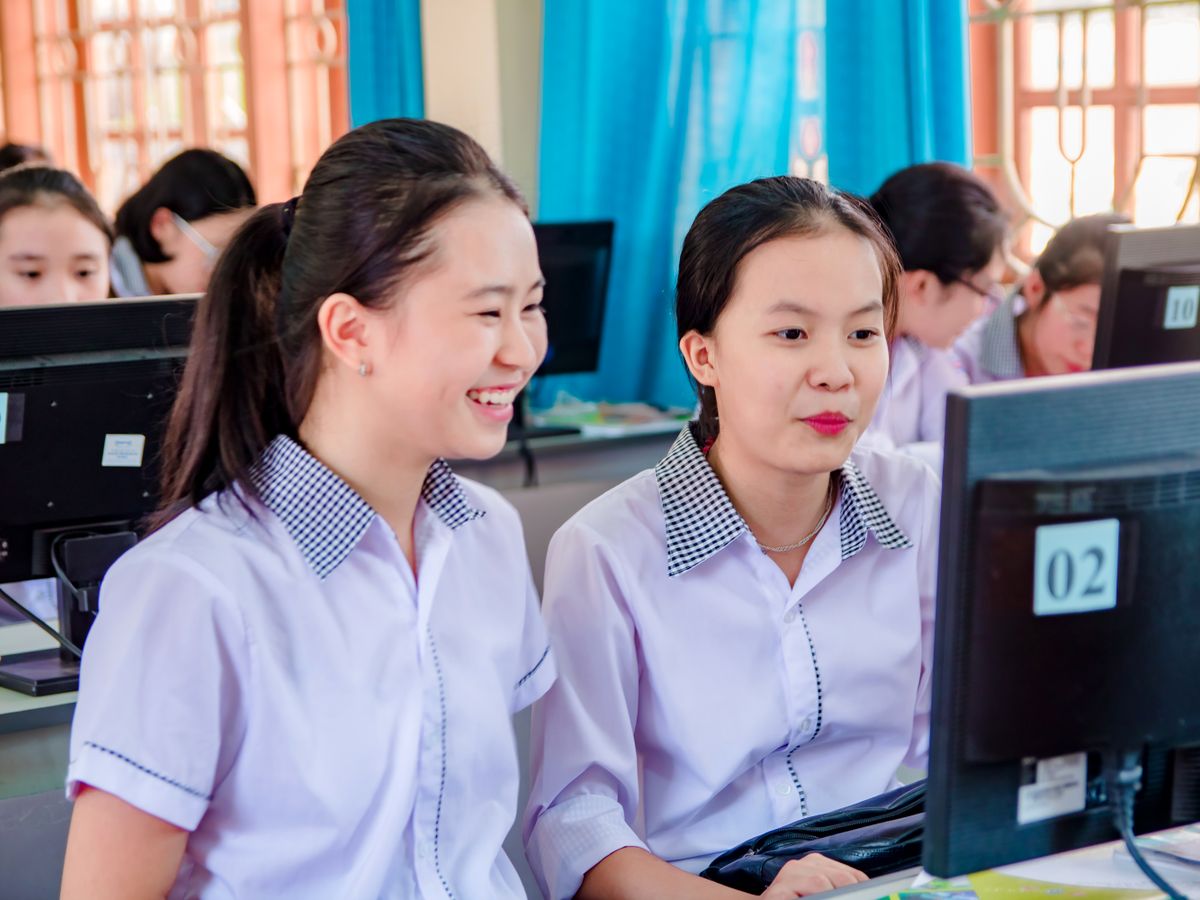 中国学生在电脑教室进行团队实训